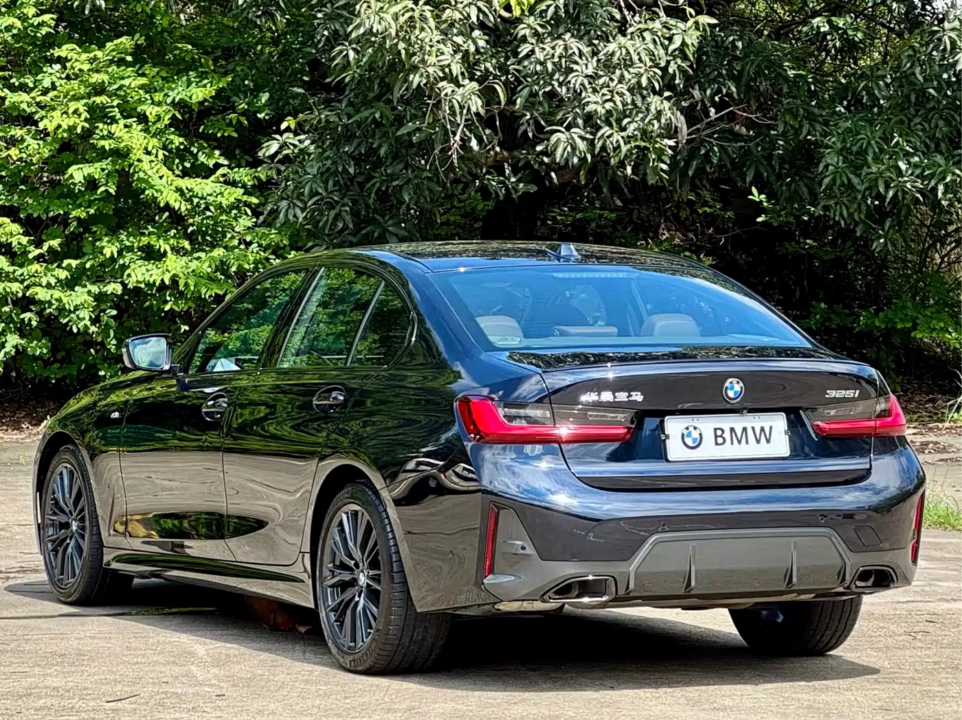 BMW 3 Series 2023 325i M Sport Black Night Package фото 24