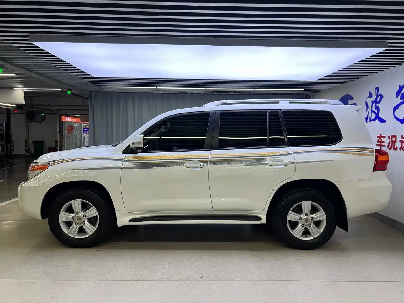 Toyota Land Cruiser (Import) 2015 4.0L V6 Middle East Low Configuration Edition фото 4