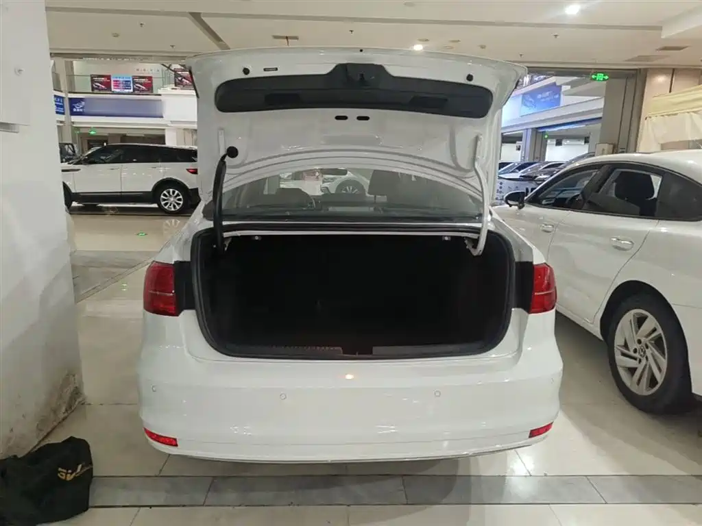 Volkswagen Sagitar 2018 1.6L Automatic Comfort фото 19