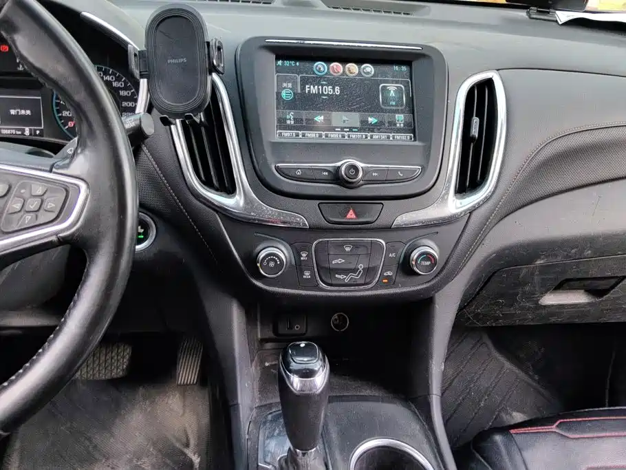 Photo 13 - Chevrolet Equinox