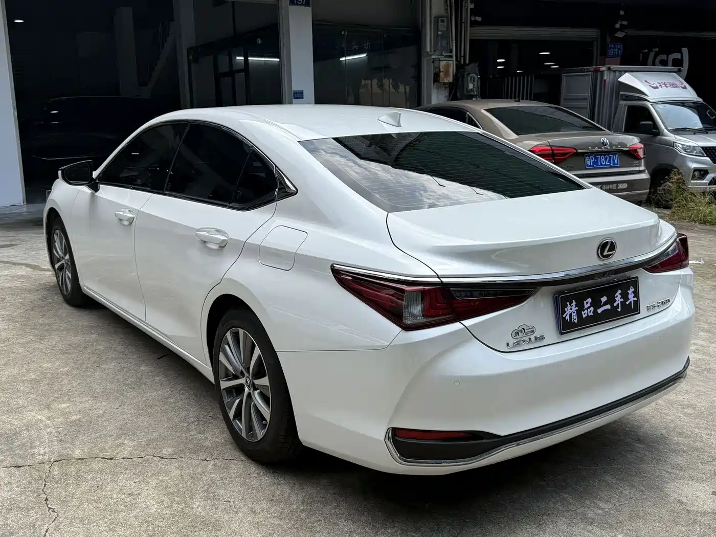 Фото 18 - Lexus ES