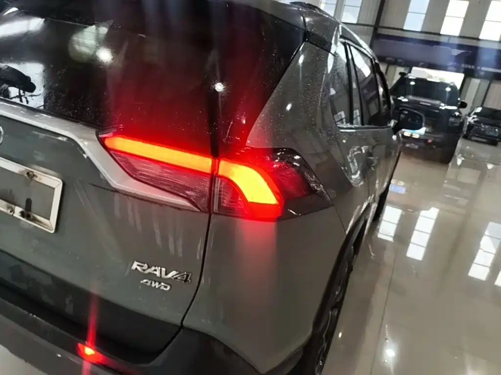 Фото 8 - Toyota RAV4