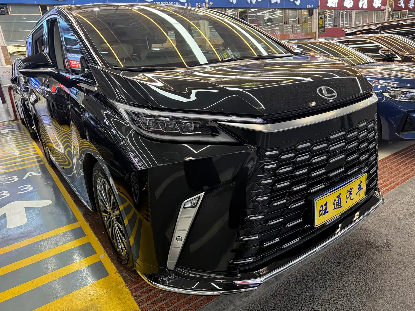Lexus LM 2023 500h 6-Seater Prestige Edition фото 3