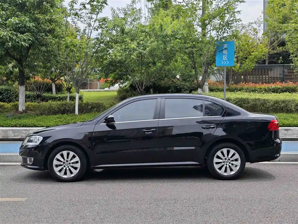Volkswagen Lavida 2015 1.6L Automatic Comfort Edition фото 3