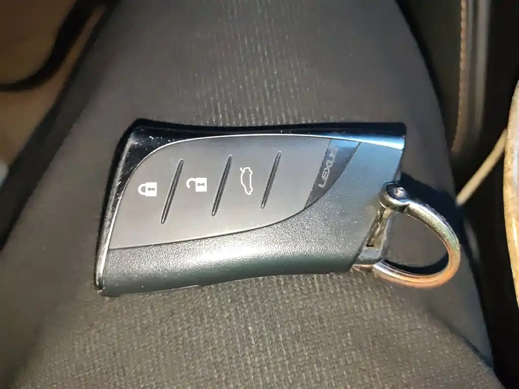 Lexus ES 2023 200 Excellence Edition фото 11