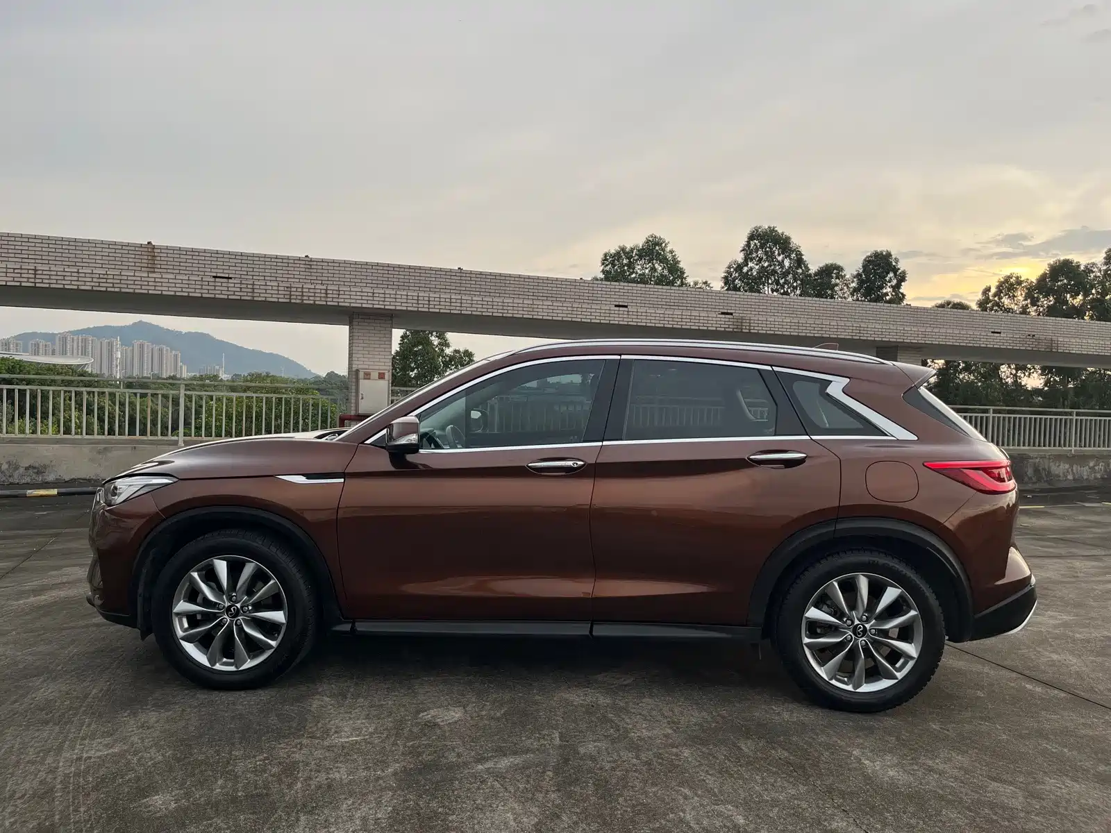 Photo 11 - Infiniti QX50
