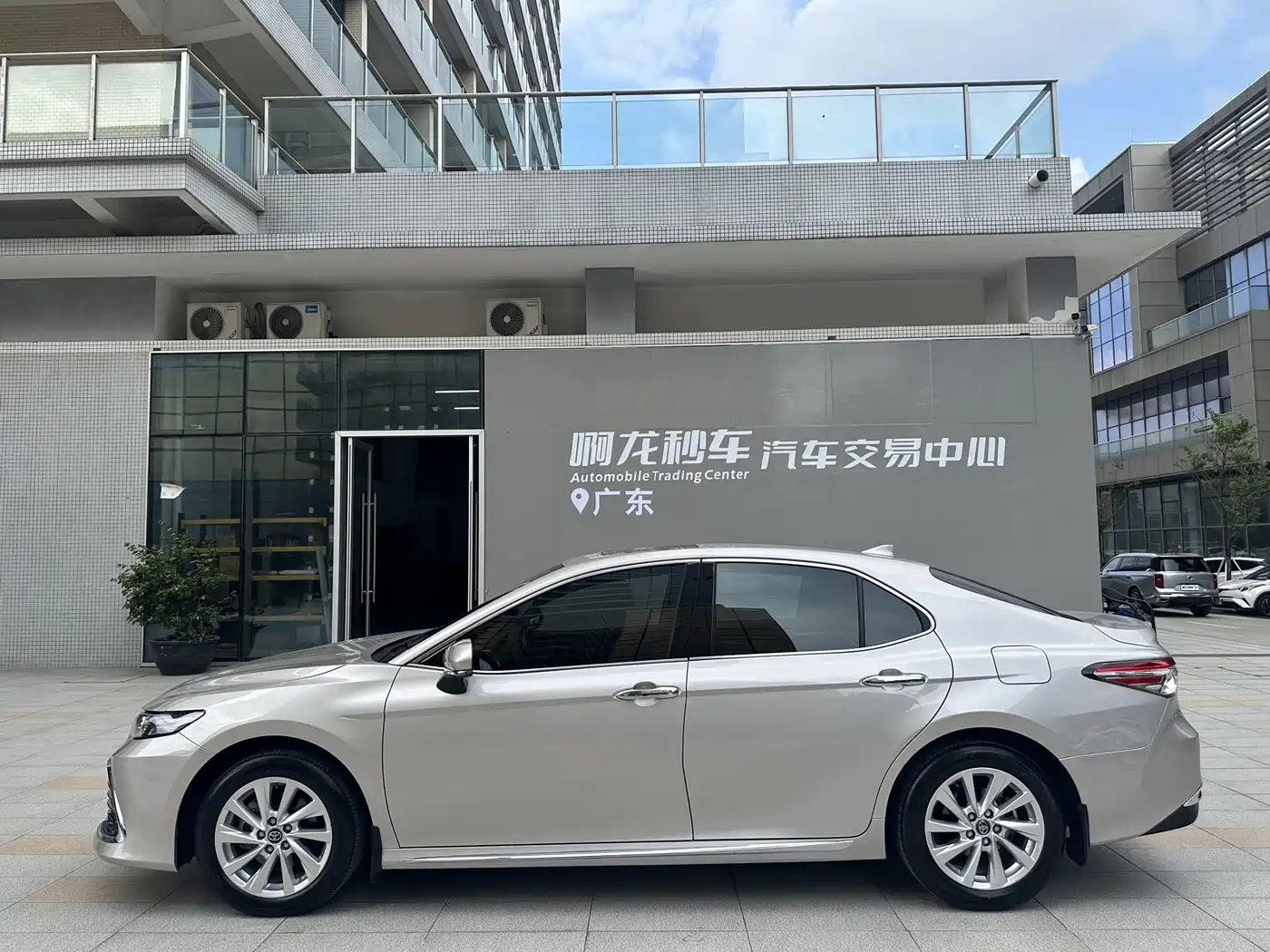 TOYOTA CAMRY