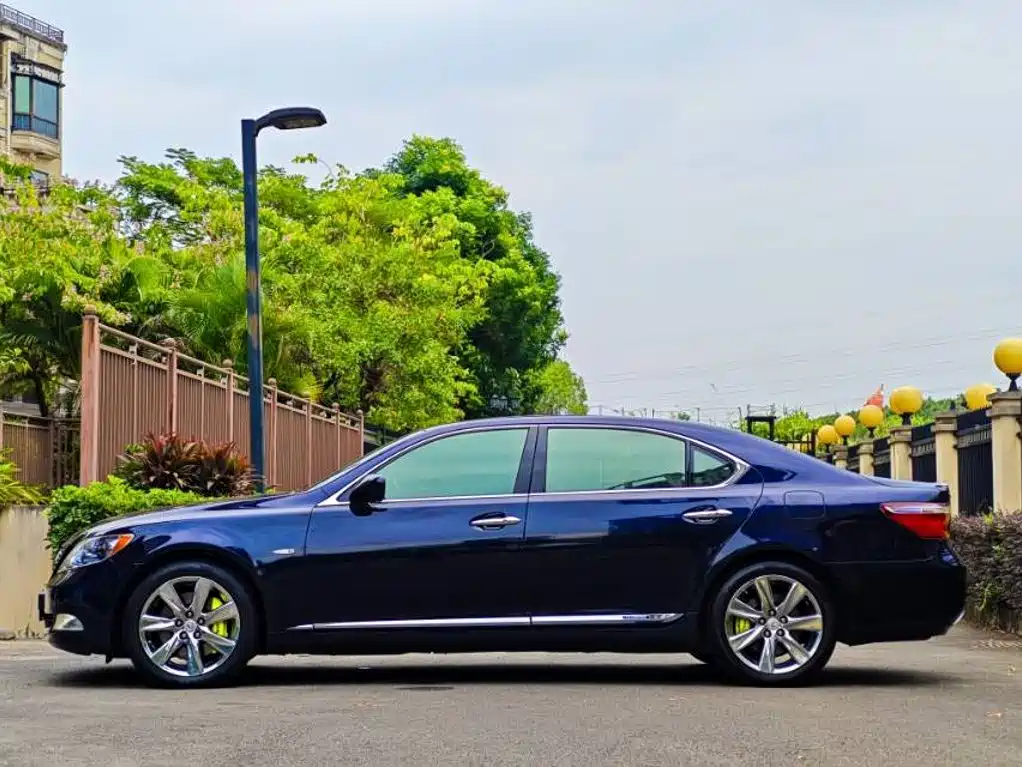 Фото 9 - Lexus LS