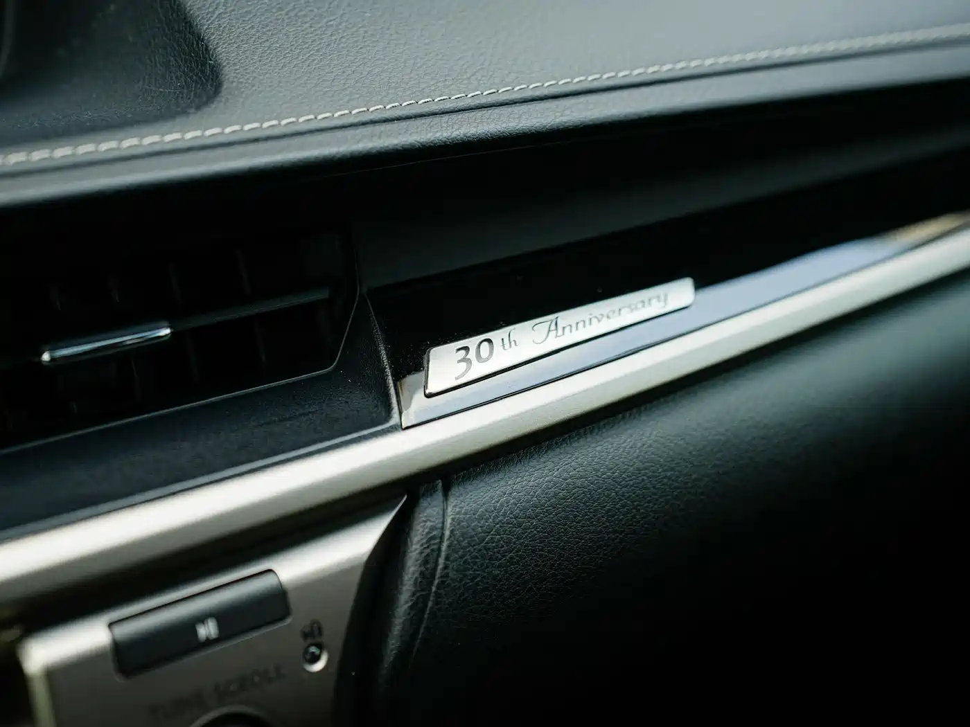 Lexus ES 2017 200 30th Anniversary Edition фото 12