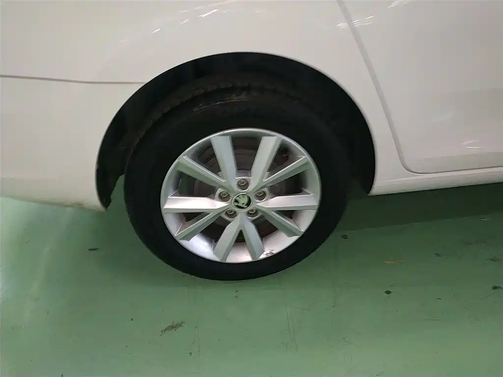 Škoda Rapid 2016 1.6L Automatic Pioneer Edition фото 26