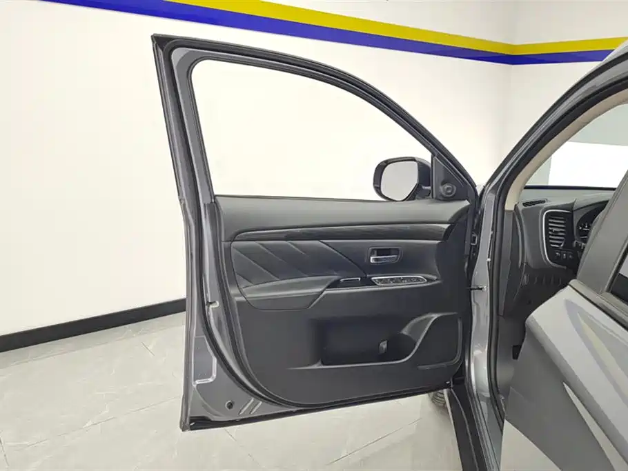 Mitsubishi Outlander 2020 2.0L 2WD Premium 5-seater фото 7
