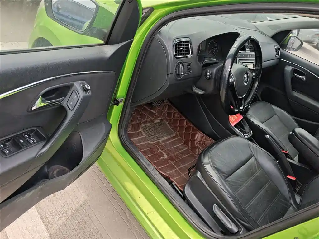 Volkswagen Polo 2014 1.6L Automatic Luxury Edition фото 12
