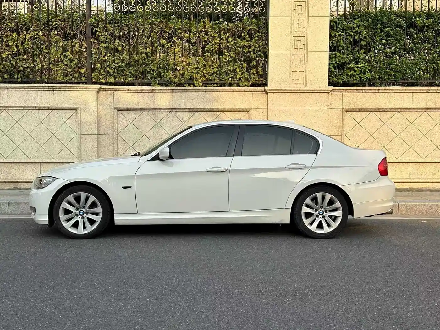 BMW 3 Series (Import) 2010 320i Luxury фото 3