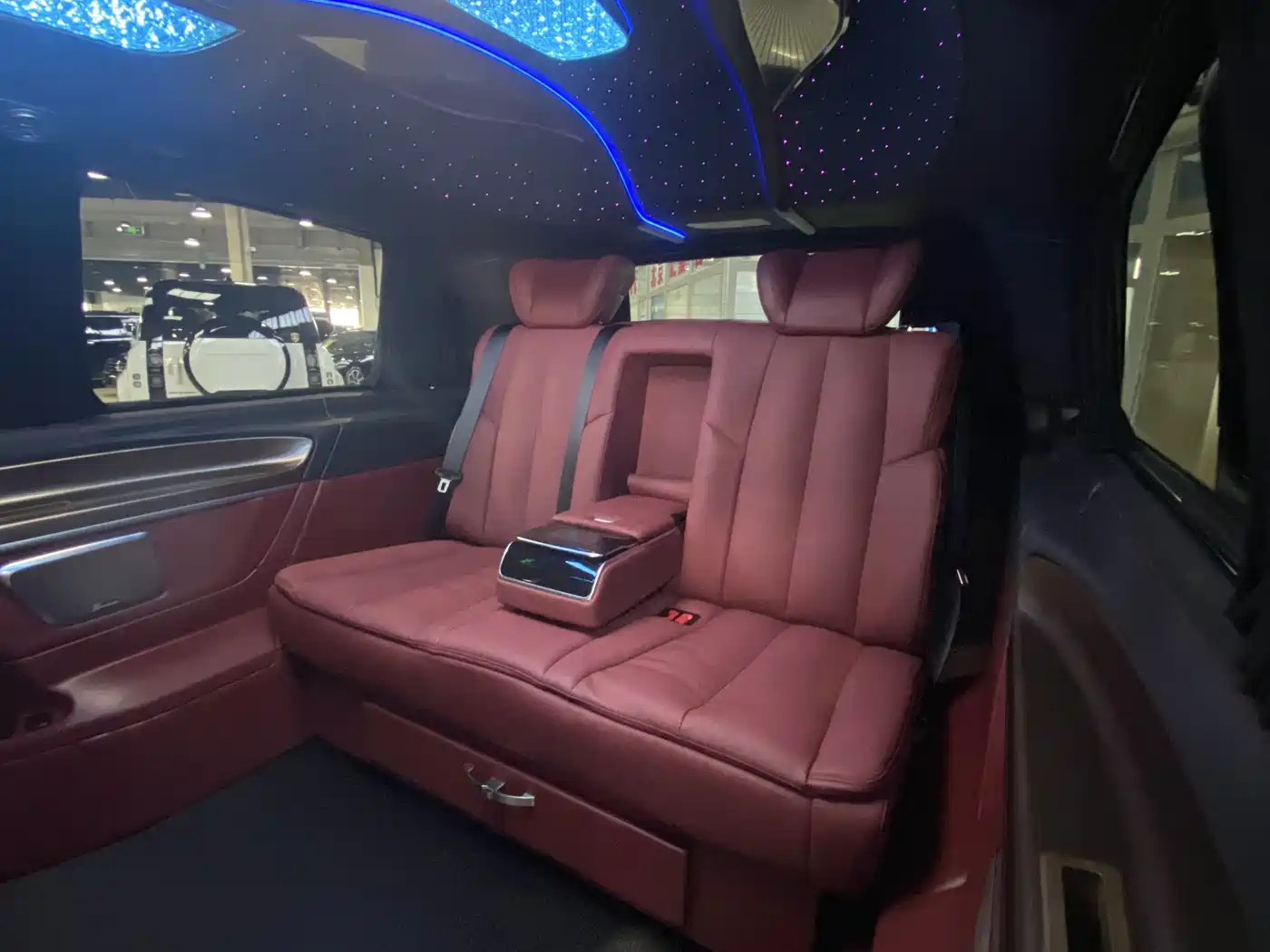 Mercedes-Benz V-Class 2024 V 300 L Long Wheelbase Luxury Edition фото 18