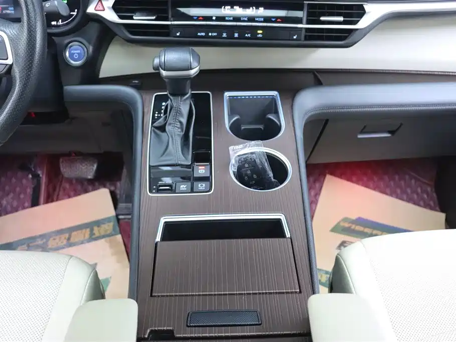 Toyota Granvia 2022 2.5L Hybrid Premium Edition фото 23