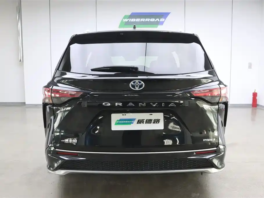Toyota Granvia 2022 2.5L Hybrid Premium Edition фото 4