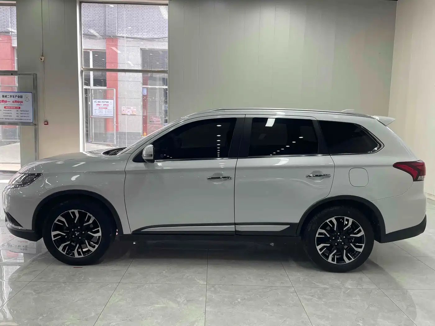 Mitsubishi Outlander 2020 2.4L 4WD Luxury 5-seater фото 4