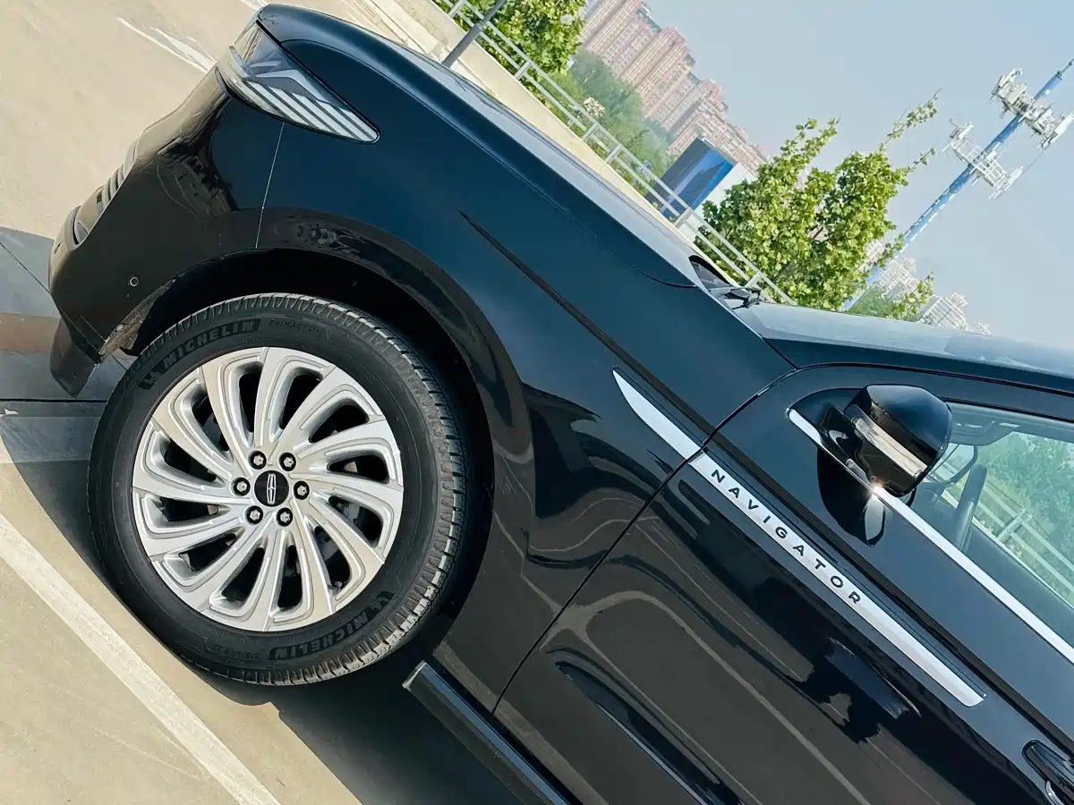 Фото 8 - Lincoln Navigator