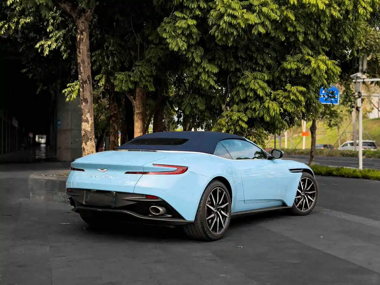 ASTON MARTIN DB11