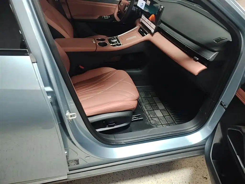 Geely Galaxy Galaxy L6 2025 EM-i 140km Starship Edition фото 25
