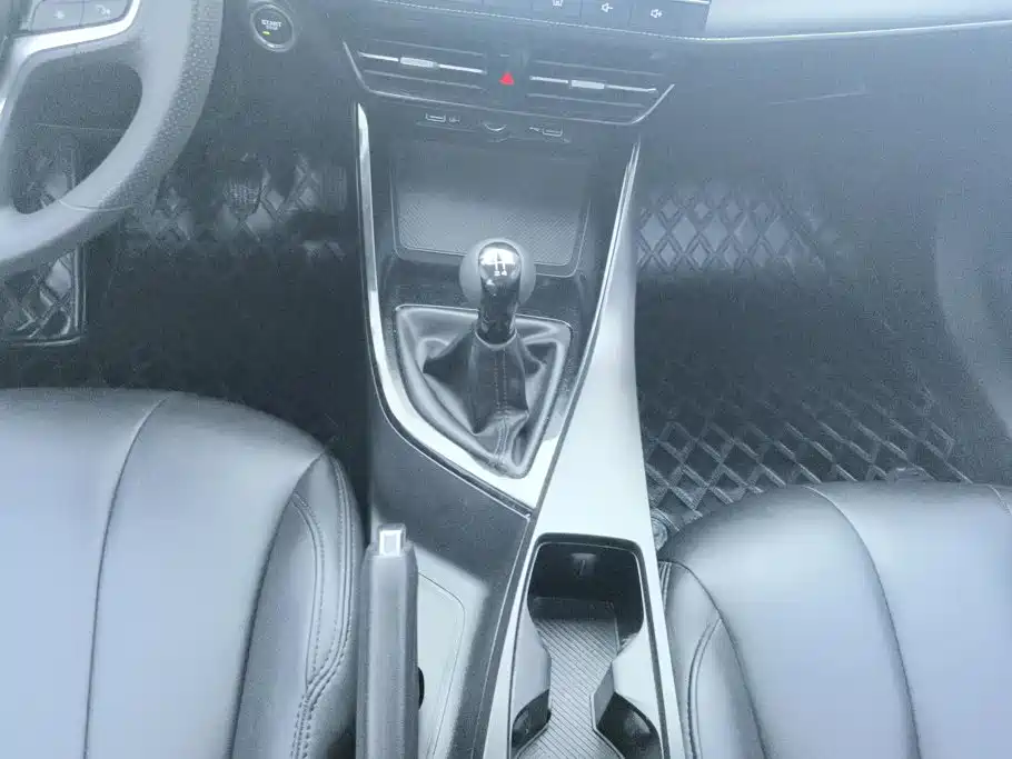 Фото 16 - Roewe i5