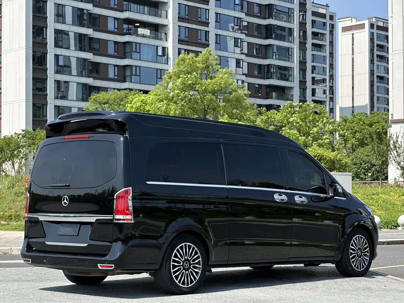 Mercedes-Benz V-Class 2017 Model V 260 L Premium Extended Edition фото 4