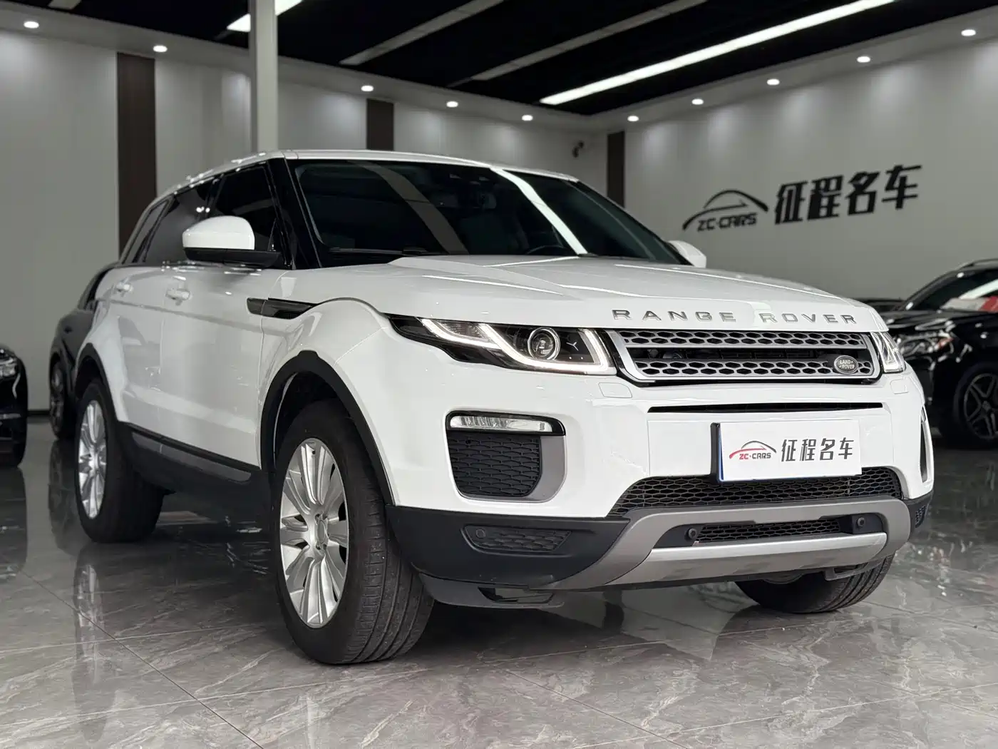 Land Rover Range Rover Evoque 2017 2.0T SE Smart Shine Edition фото 4