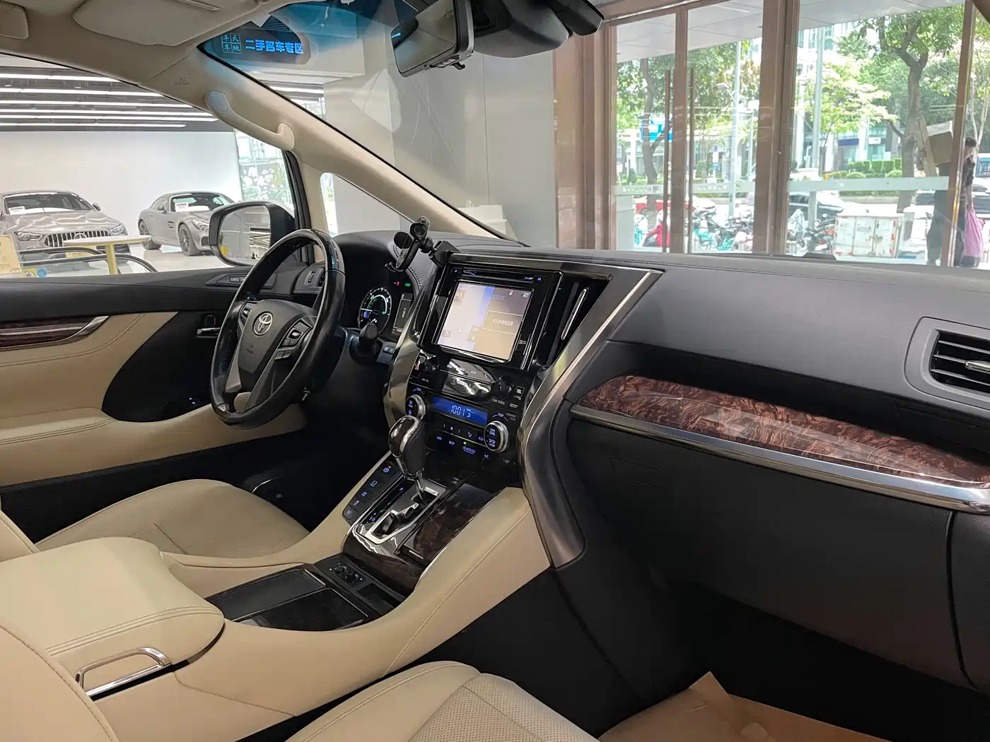 Toyota Alphard 2019 Hybrid 2.5L Luxury фото 23