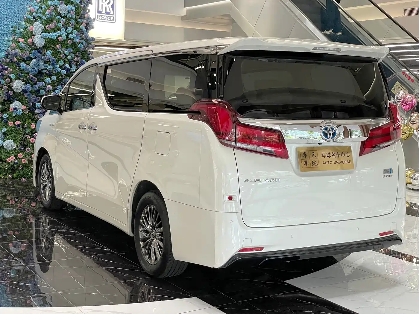 Toyota Alphard 2019 Hybrid 2.5L Luxury фото 5