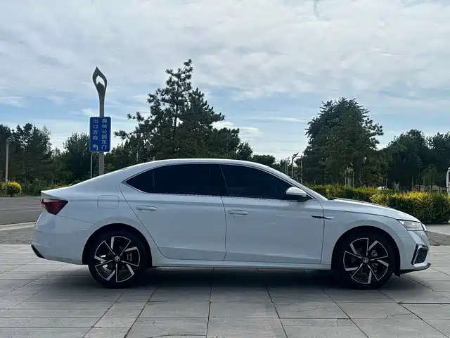 Škoda Octavia 2023 Facelift PRO TSI280 Premium Edition — фото 4