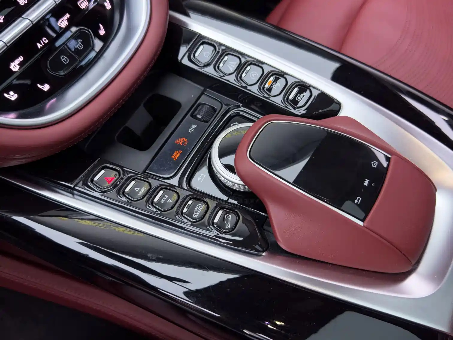 Фото 21 - Aston Martin DBX