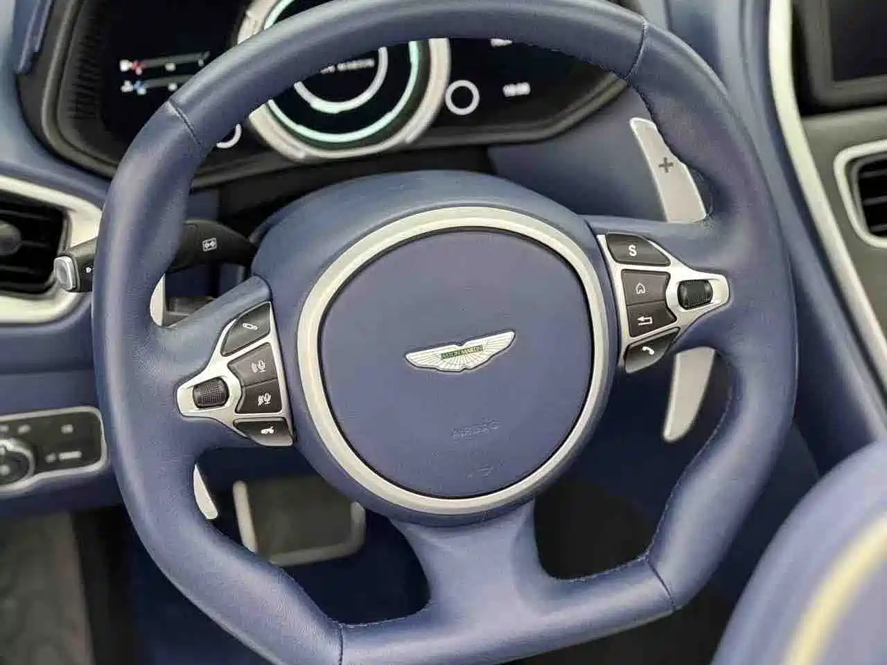 ASTON MARTIN DB11