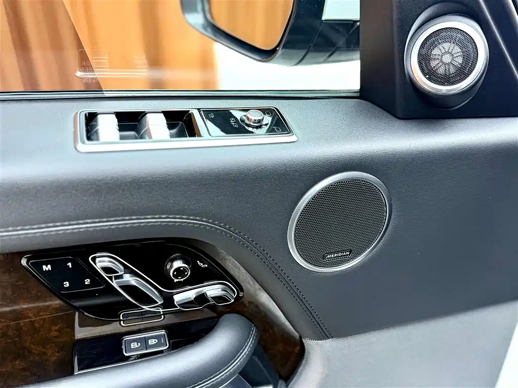 Land Rover Range Rover 2021 3.0 L6 Heritage Extended Classic Edition фото 16