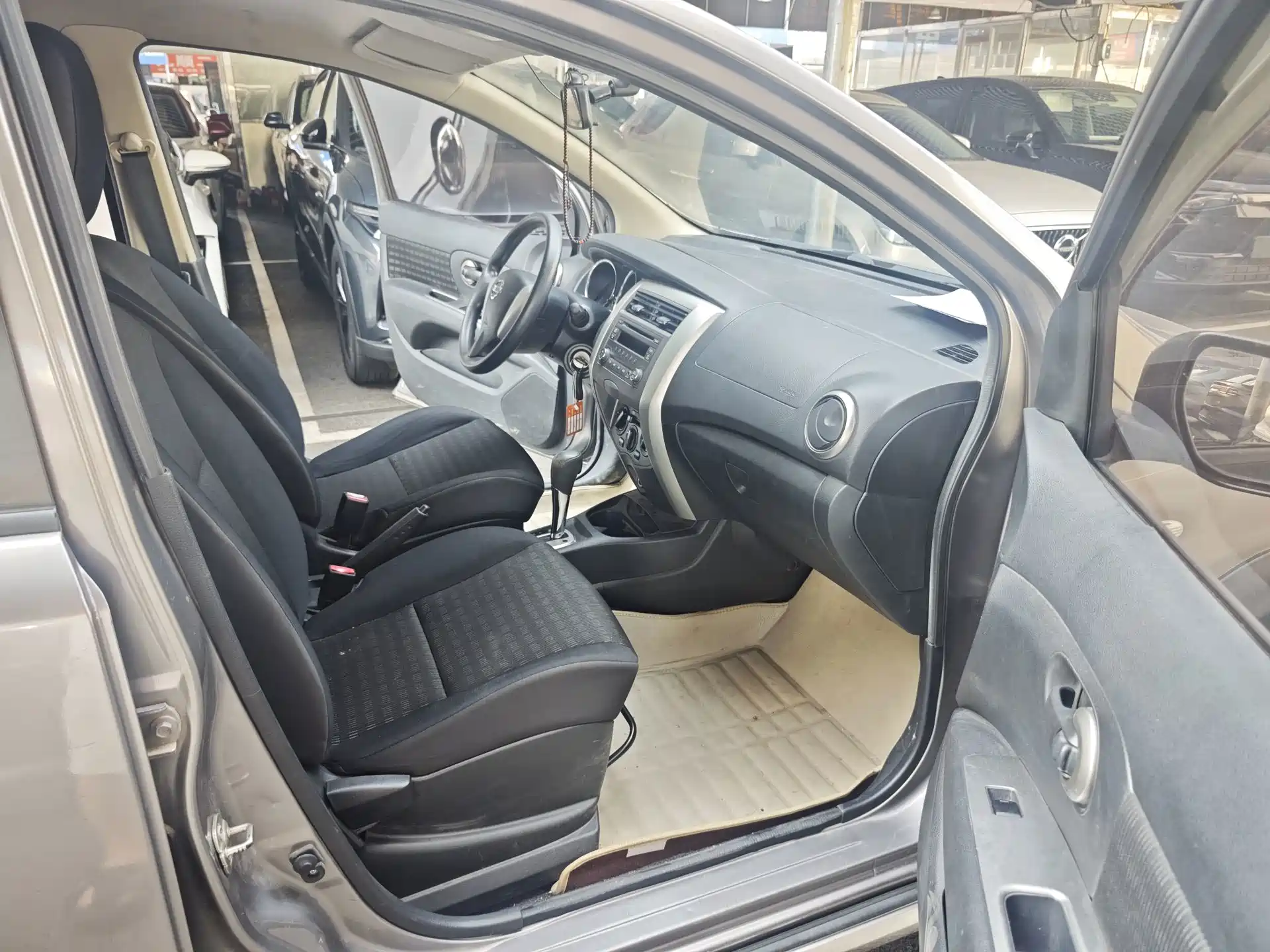 صورة 7 - Nissan Livina