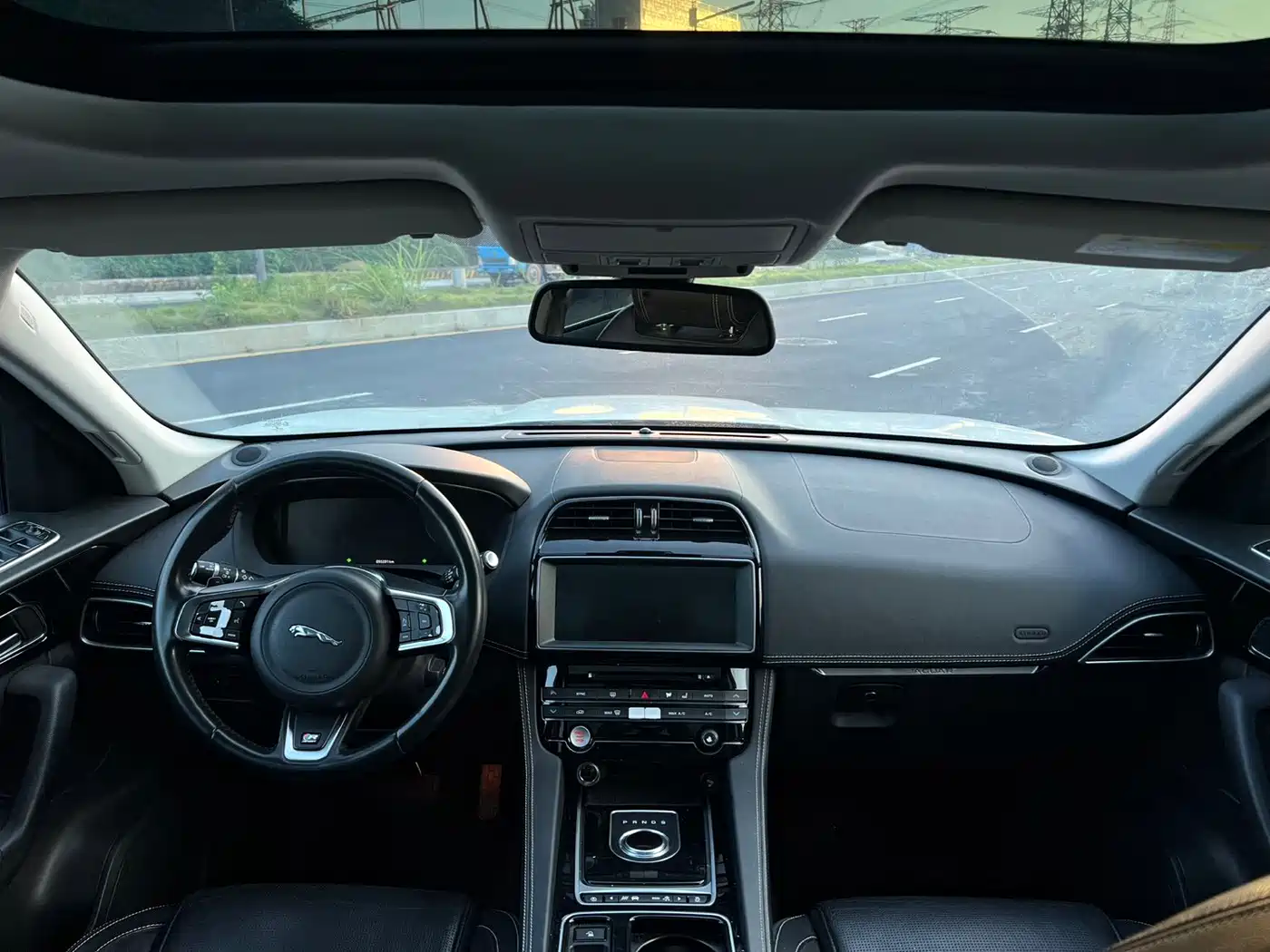 Фото 5 - Jaguar F-PACE