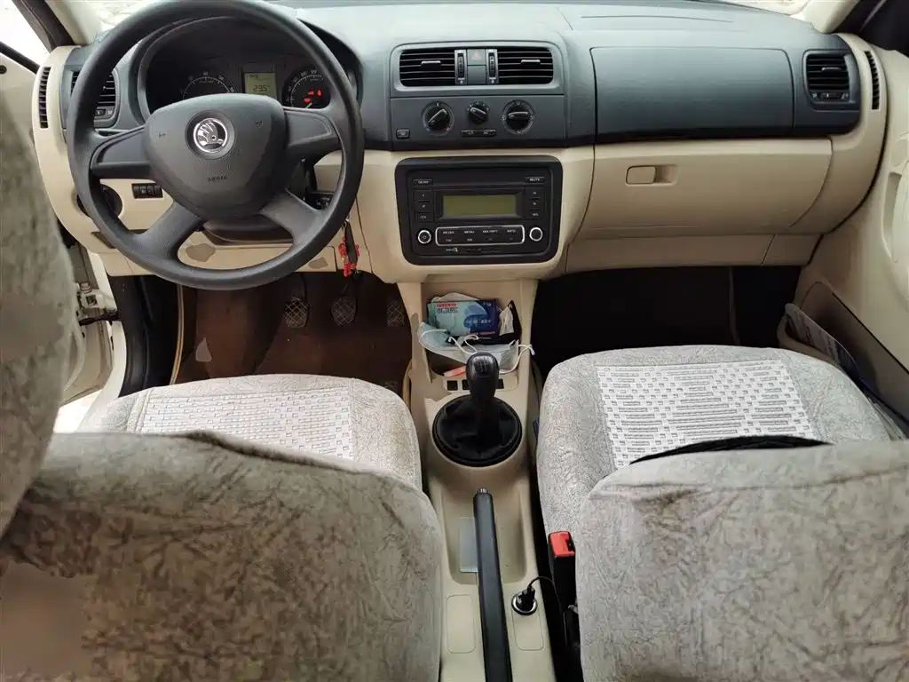 Škoda Fabia 2014 1.4L Manual Crystal Edition фото 6