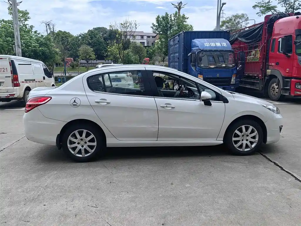 Peugeot 308 2014 Model Joy Edition Classic 1.6L Automatic Superior Style фото 3