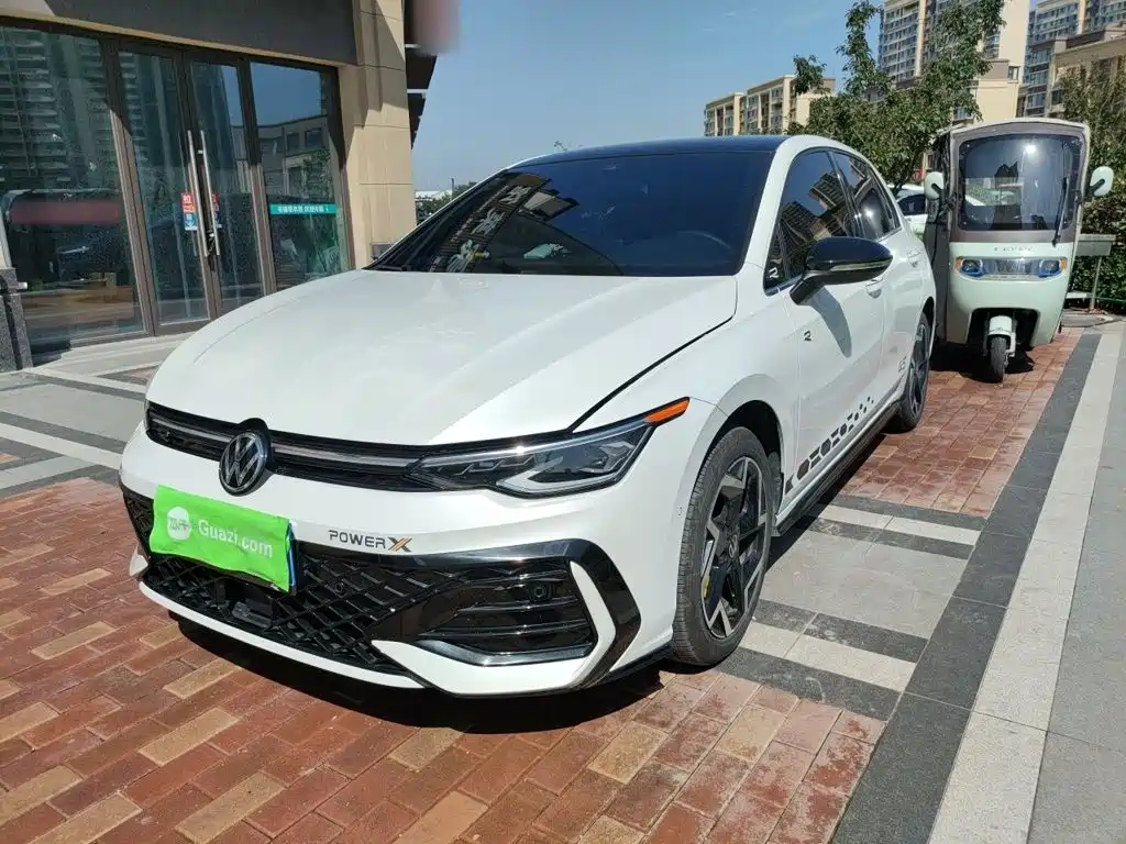 Volkswagen Golf 2025 300TSI R-Line