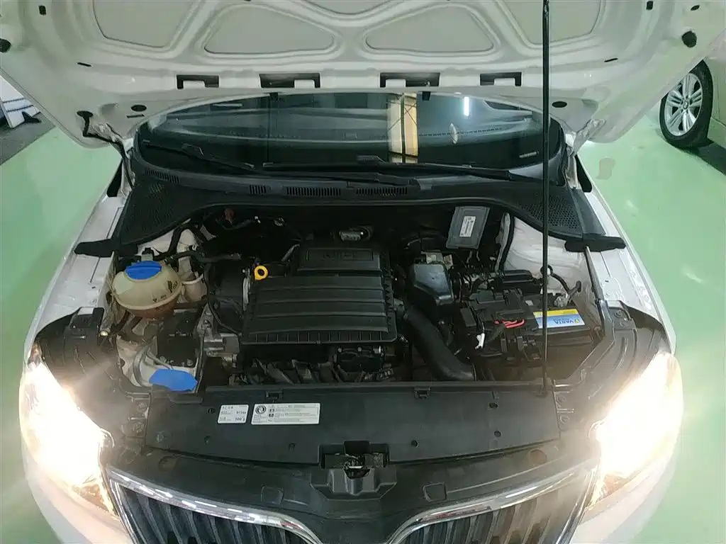 Škoda Rapid 2016 1.6L Automatic Pioneer Edition фото 10