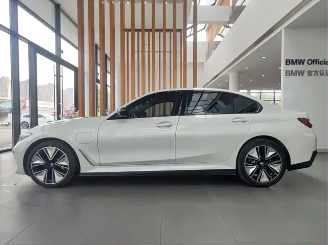 BMW i3 2024 eDrive 40 L Night Sport Package — фото 4