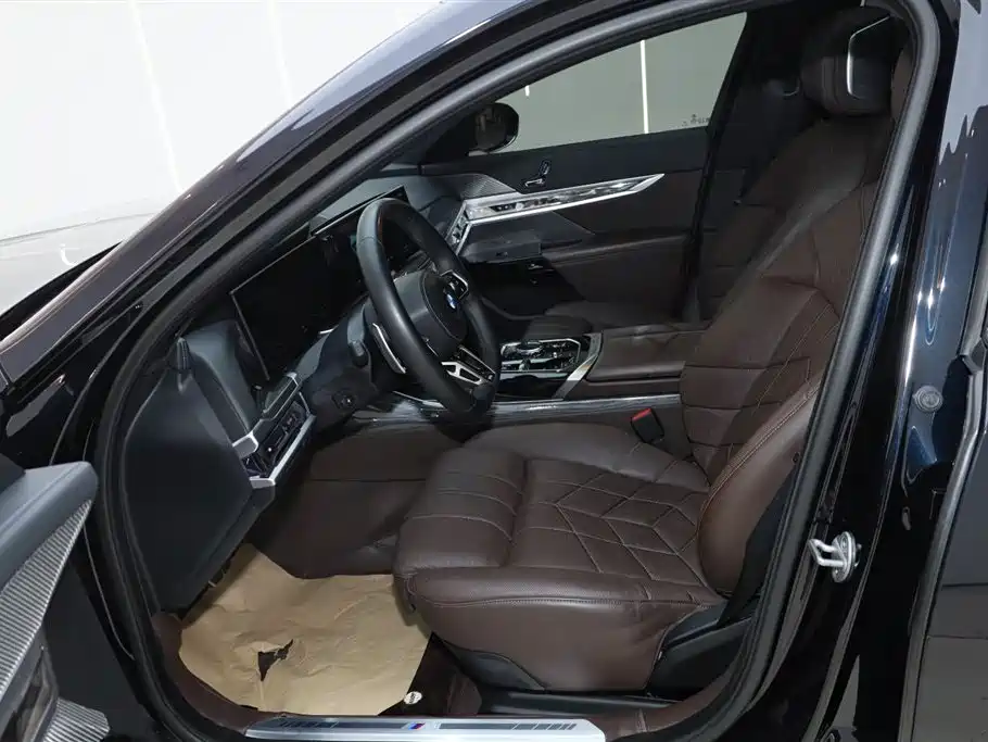 BMW 7 Series 2023 740Li Exclusive M Sport Package фото 16