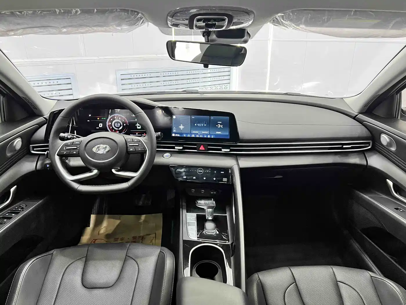 Hyundai Elantra 2022 1.5L CVT LUX Premium Edition фото 15