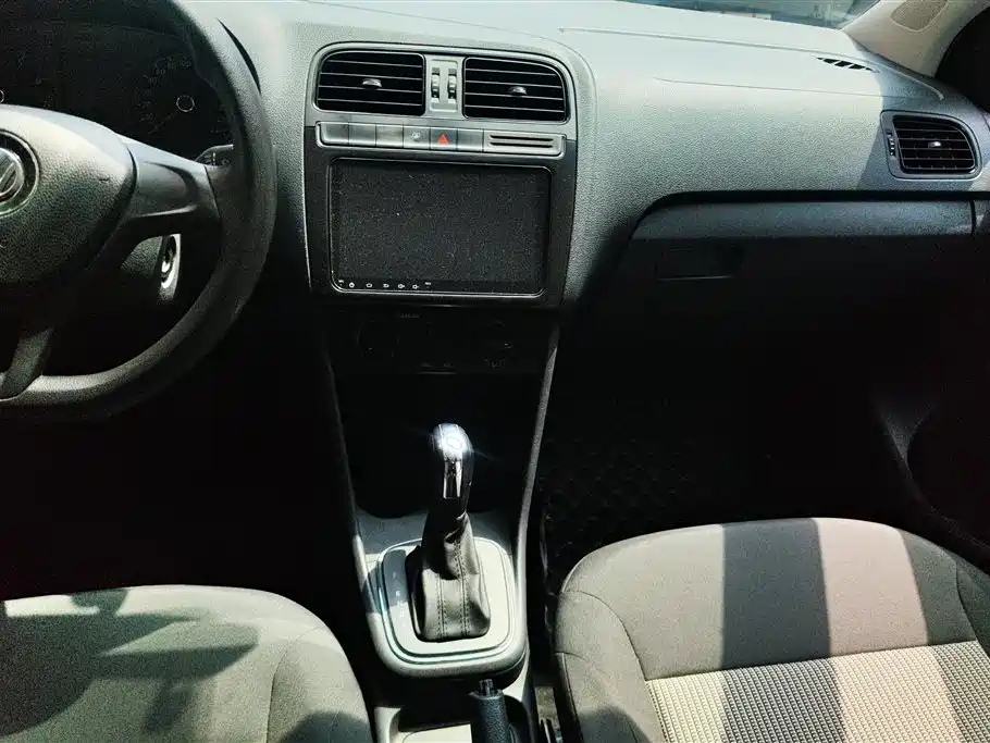 Volkswagen Polo 2016 1.4L Automatic Trend фото 13