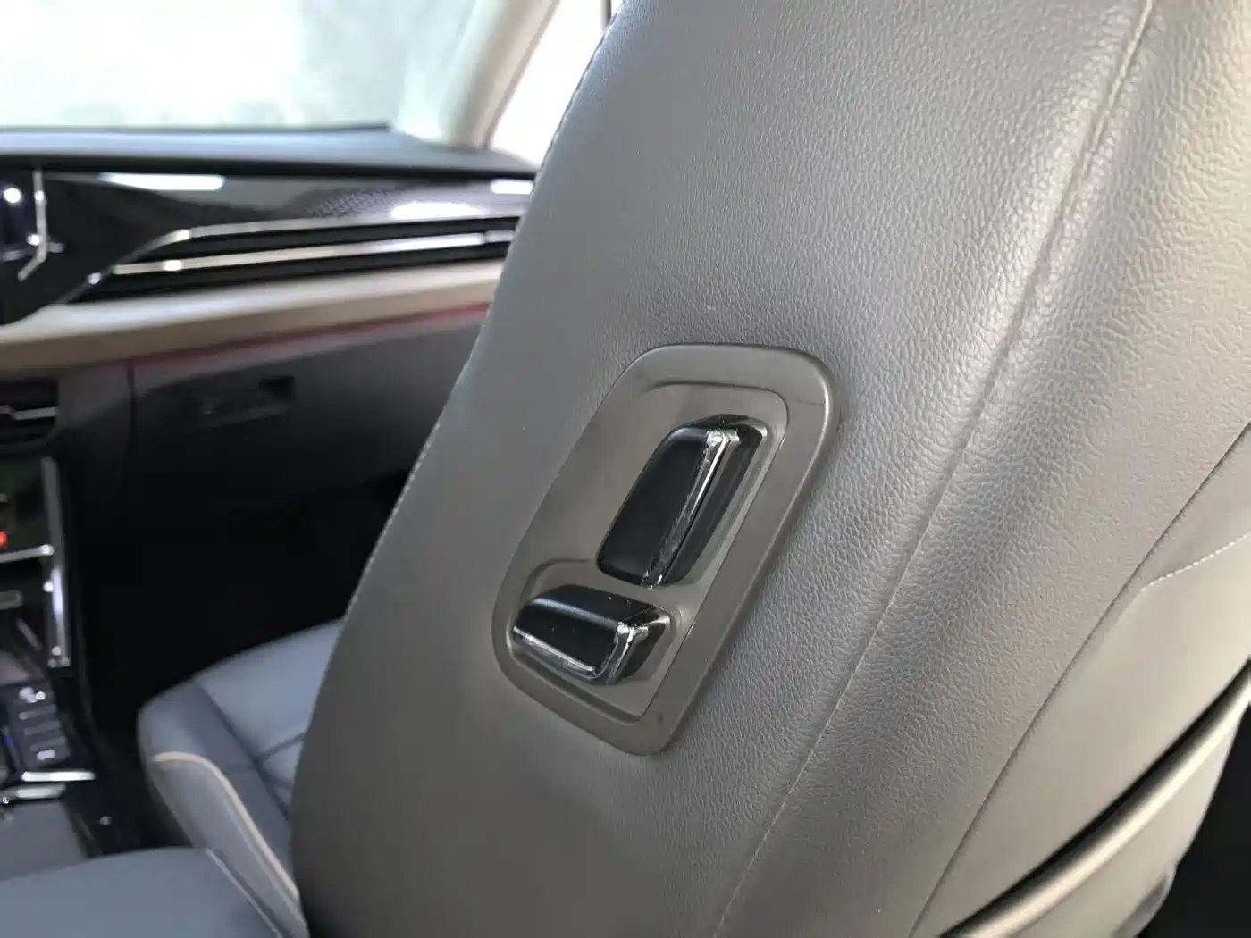 Volkswagen Passat 2020 Facelift 330TSI Luxury China VI фото 18