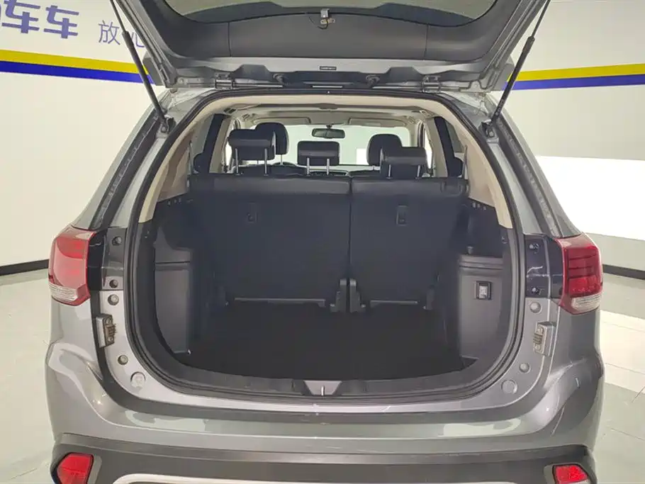 Mitsubishi Outlander 2020 2.0L 2WD Premium 5-seater фото 4