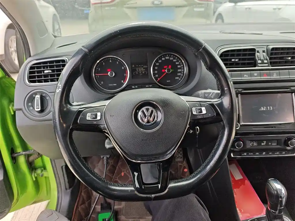 Volkswagen Polo 2014 1.6L Automatic Luxury Edition фото 7