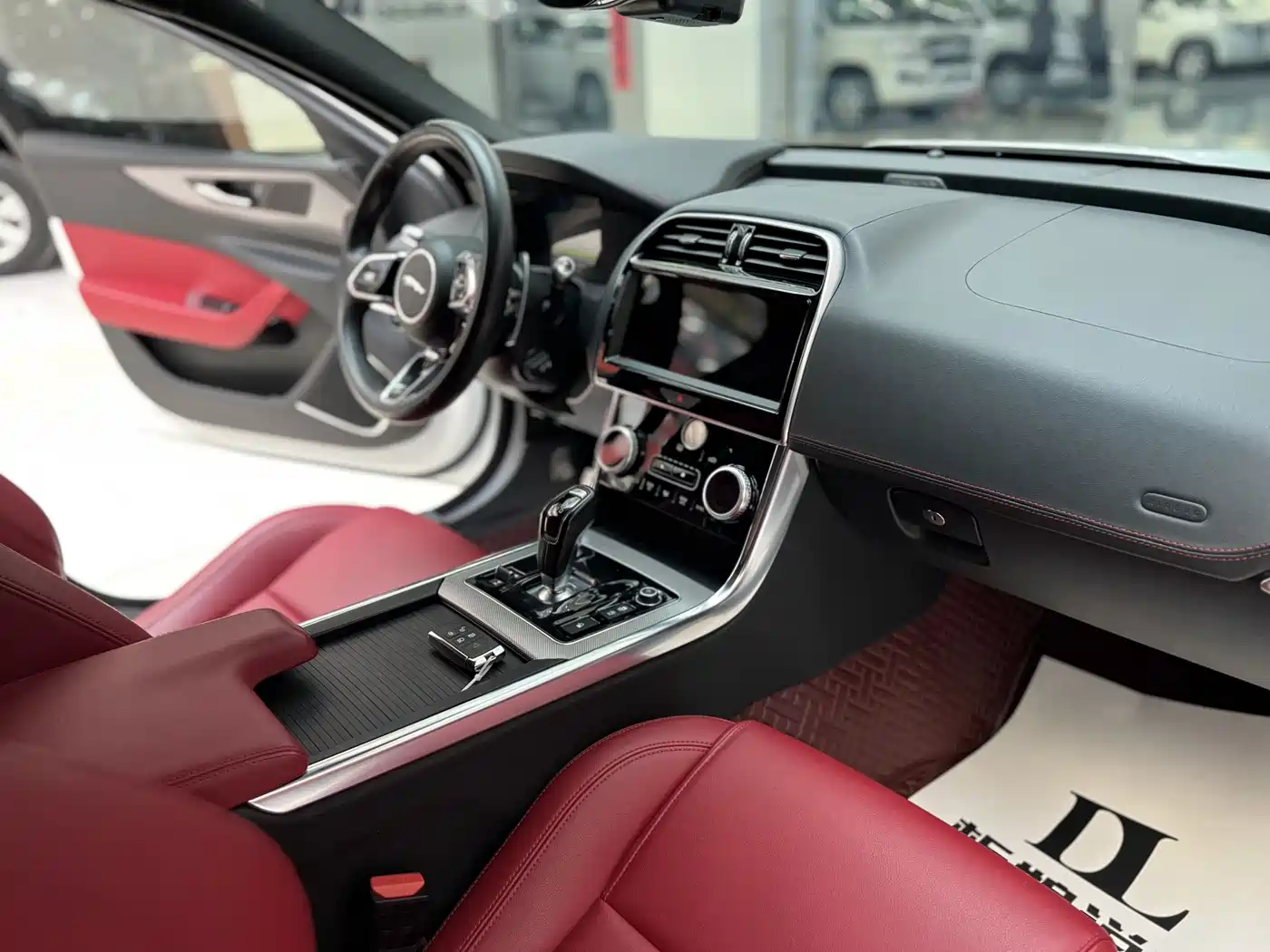 Jaguar XEL 2022 2.0T 250PS R-DYNAMIC S Progressive Sport Edition фото 8