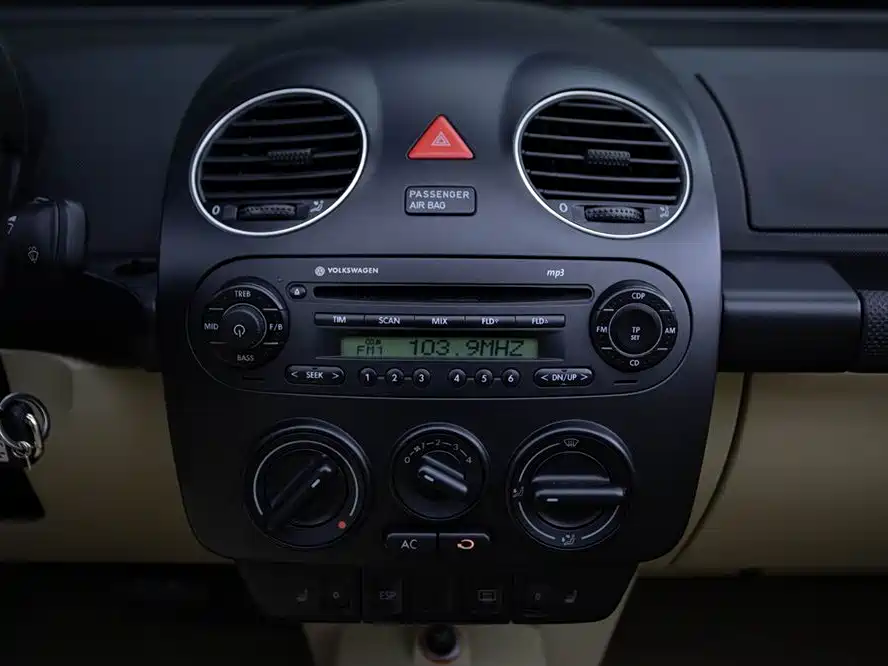 Volkswagen Beetle 2009 2.0 AT Top Convertible фото 16