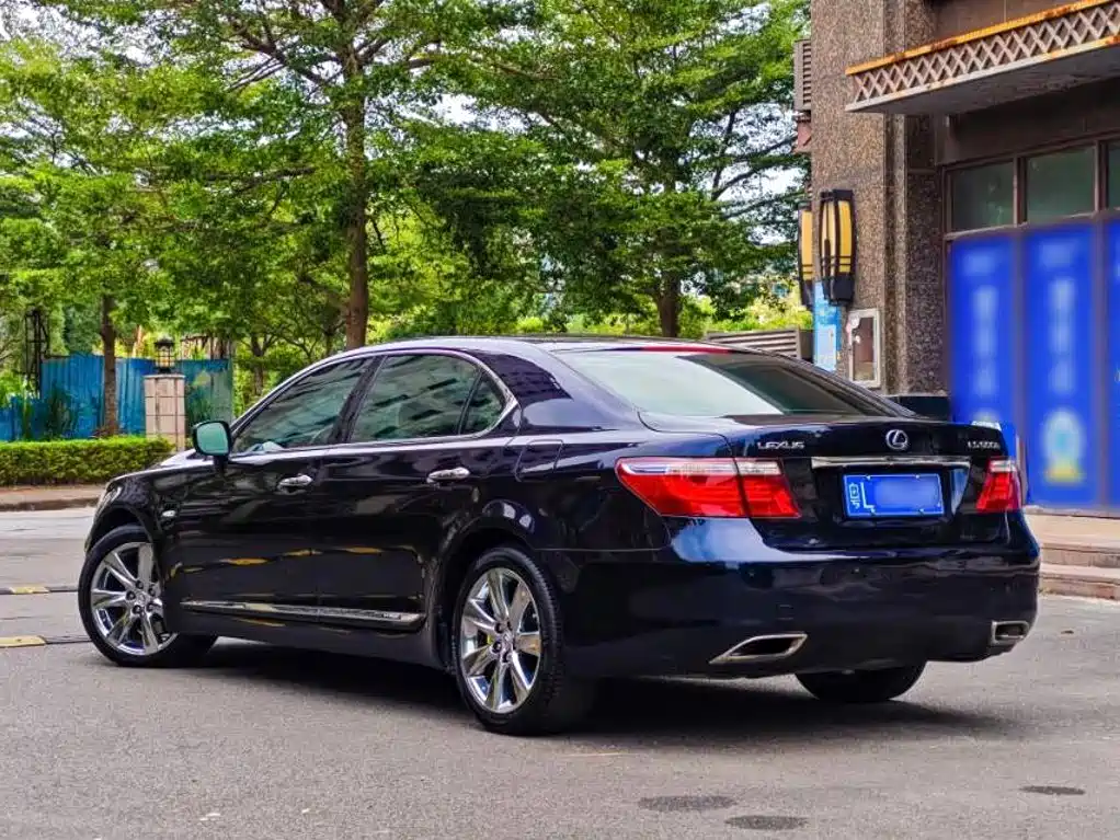 Фото 10 - Lexus LS