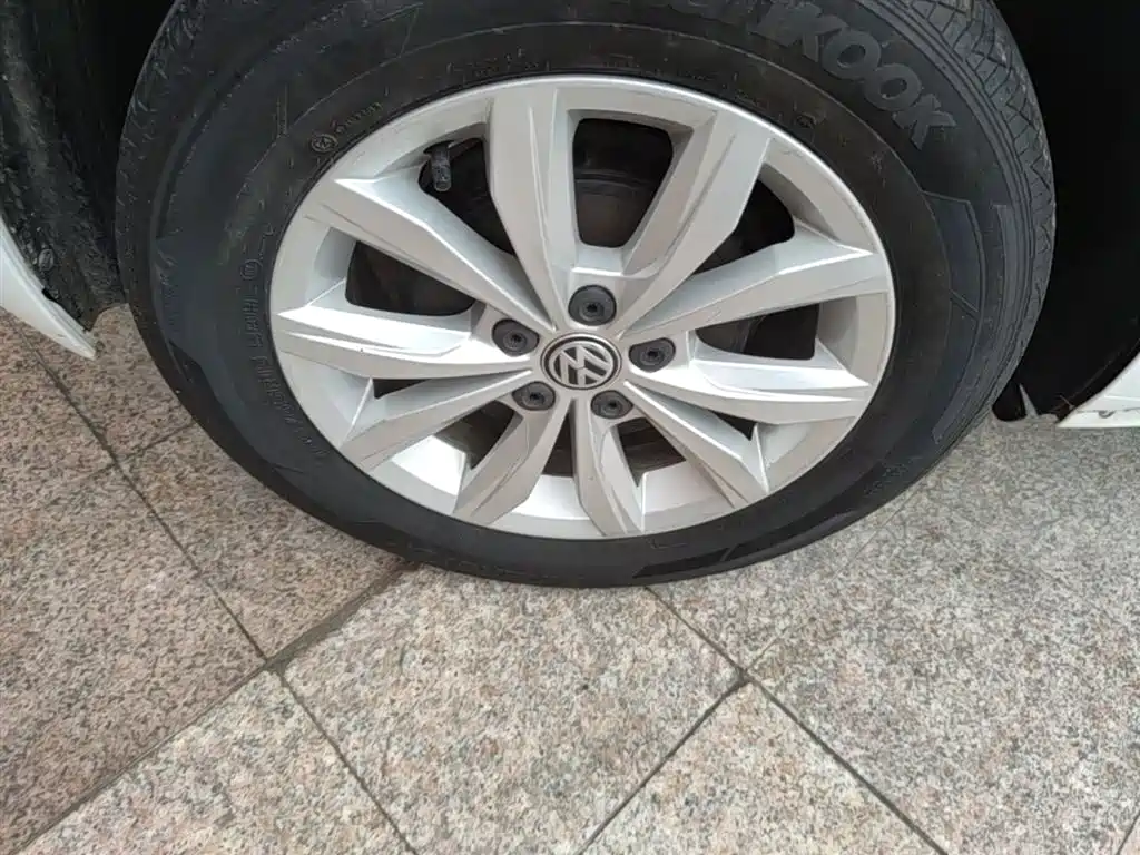 Volkswagen Polo 2019 Plus 1.5L Automatic Colorful Tech Edition фото 26